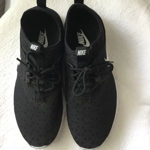 Nike sneaker size 7.5